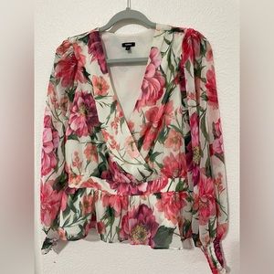 V neck floral smocked cuff peplum top!